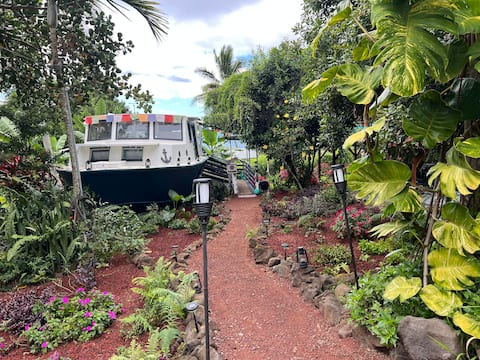 Cozy jungle boat hideaway with stunning ocean view