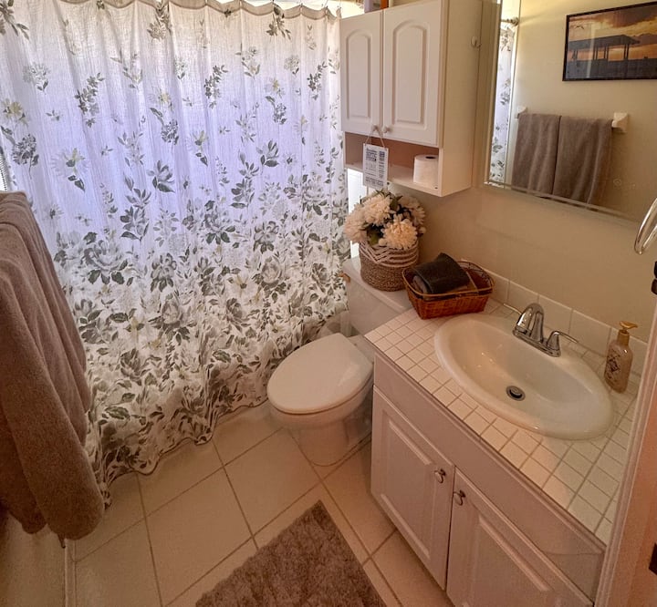 Sunshine Bungalow Pbg
(Private Bath & Entrance - Jupiter, FL