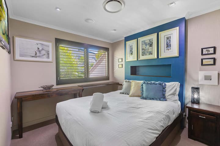 Second bedroom featuring two comfortable single beds