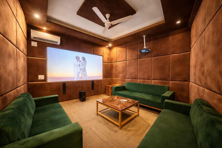 09. Pvt. Theater, 2bhk, Relax, Space By Instay - Noida