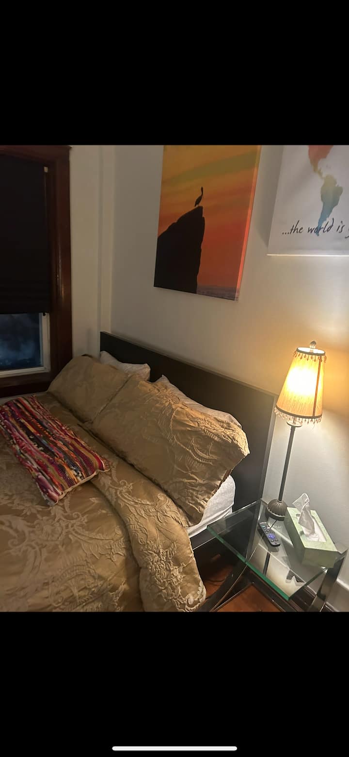 חדר שינה שני עם 3 חלונות בגודל תמונה וטלוויזיה עם מסך שטוח. נטפליקס וכל האפליקציות. מיטת קווין סייז נוחה. מזגן, שידות וארון הלבשה לשהייה נוחה הרחק מהבית.♥️