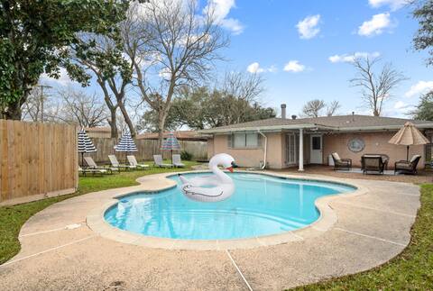 Heated Pool-King Bd, pool table,Wi-Fi, Smart TVs