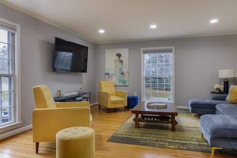 Lux Family Xcape with HotTub, Fireplace, Deck, BBQ