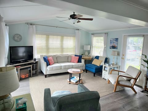 50 ft to Beach-Lakeview |Hot Tub| Quiet & Relaxing