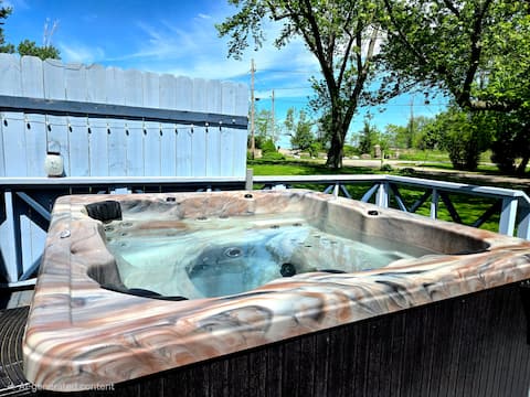 50 ft to Beach-Lakeview |Hot Tub| Quiet & Relaxing