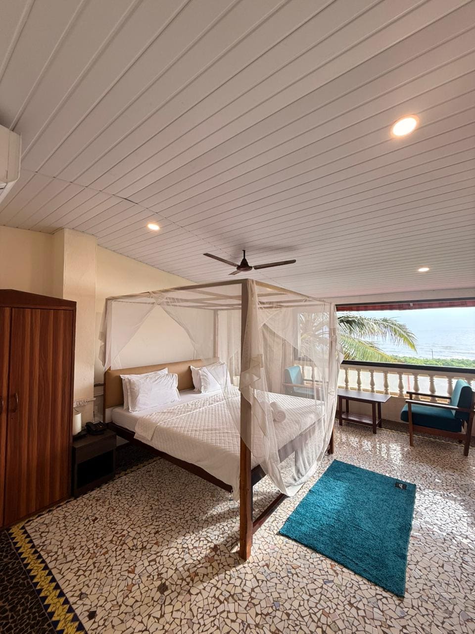 Sea View Stay - 2 Min walk to candolim beach