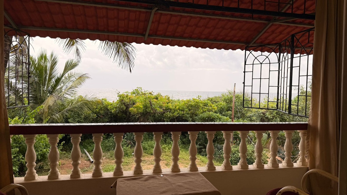 Sea View Stay - 2 Min walk to candolim beach