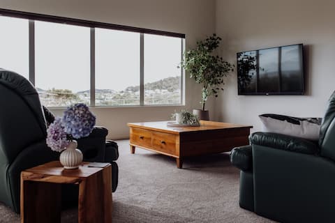 Top Airbnb: BEST BICHENO ESCAPE - GARDENS & REDBILL BEACH in Bicheno