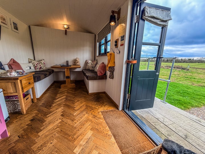 Quiet Shepherd’s Hut – Cosy Ensuite Nature Retreat - Morpeth
