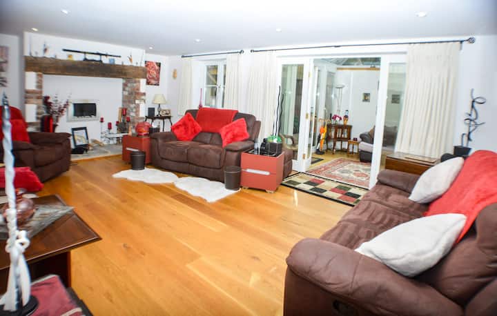 4 Large Bedrooms
6 Beds
3 Bathrooms
Bridgwater - Bridgwater