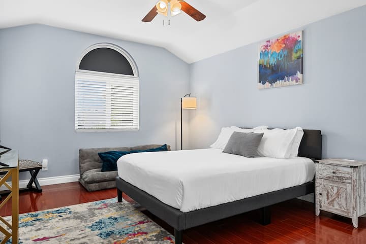 غرفة نوم كوين 1 هي أول غرفة لنا من مقدمة المنزل. الممرات تربط غرفتين كوين بعد البهو مباشرة.