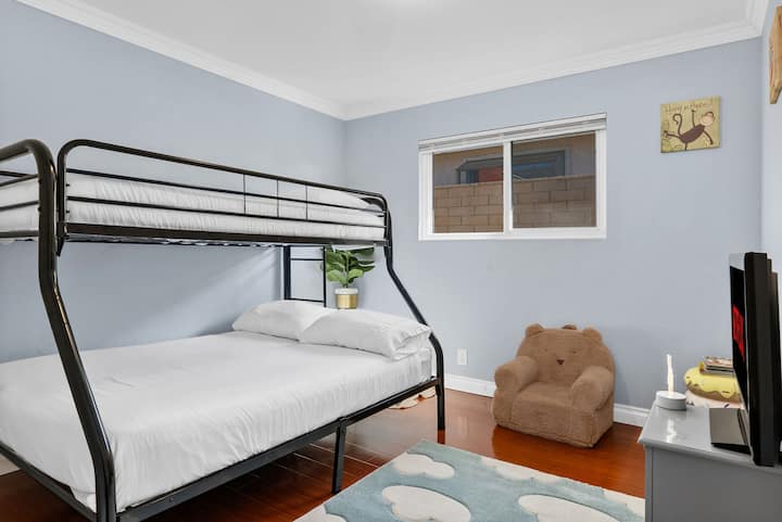 أسرّة بطابقين مع أسرّة بمقاس مفرد (علوي) ومزدوج (سفلي). من قال أن الأسرّة المكونة من طابقين لا يمكن أن تكون مريحة وفاخرة؟ لقد غيرنا ذلك.