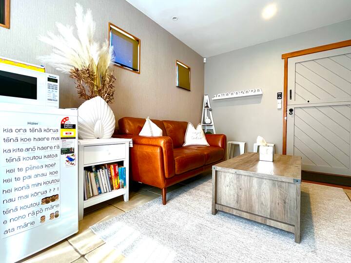 A Spa Bath En-suite, Pano View, Private Guest Wing - Hastings, New Zealand