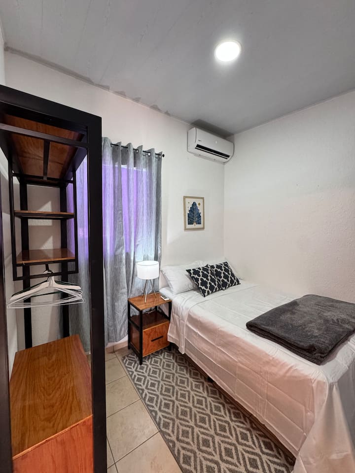 غرفة كاملة مع خزانة وتكييف هواء