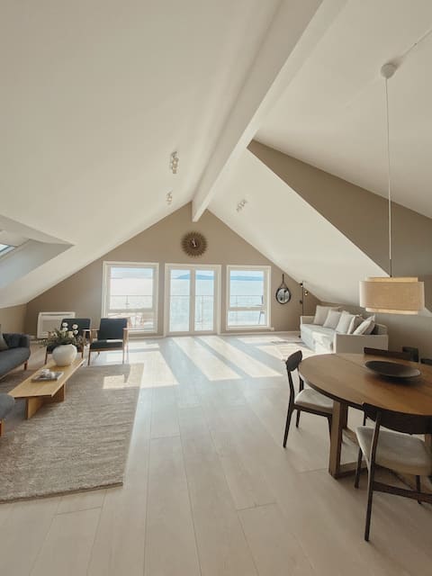 Successful Airbnb property: Sea view & balcony – 100m² near Preikestolen in Strand