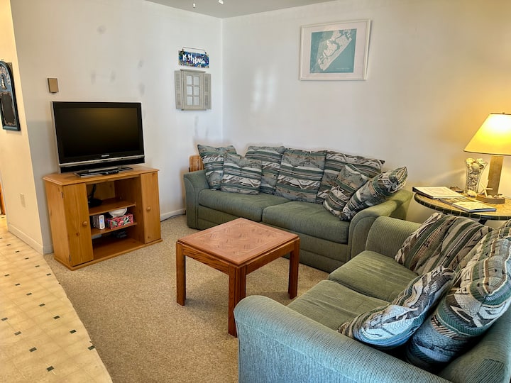 Steps From Brigantine Beach! Condo With Pool - Brigantine, NJ