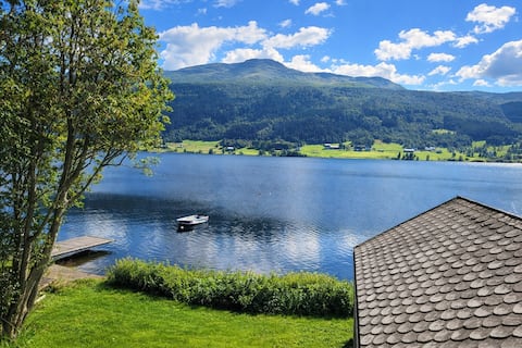 Spacious Lakeview Apartment • 14 Guests •Near Voss