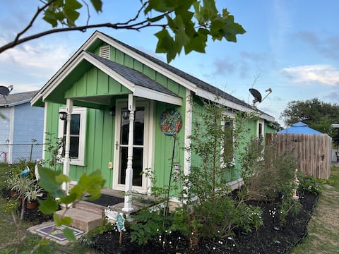 Charming cottage w/ outdoor shower in fishing town