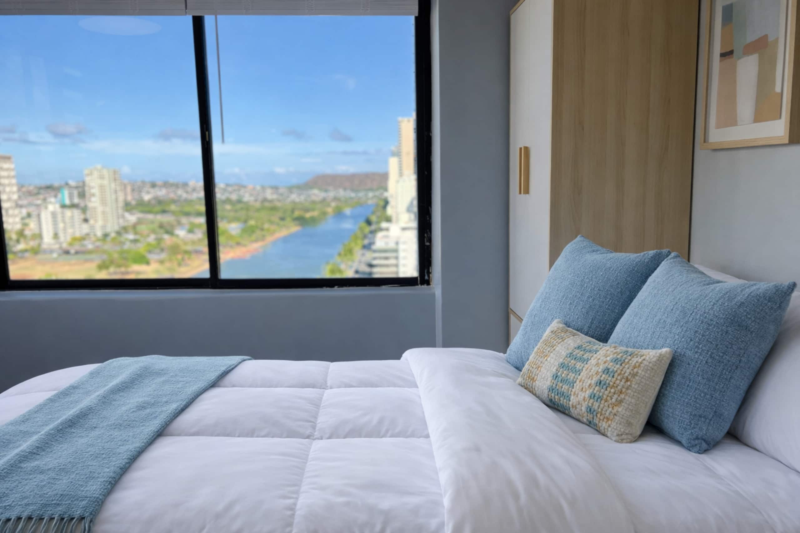 Condo in Honolulu · ★4.84 · Studio · 1 bed · 1 private bath - Image 2