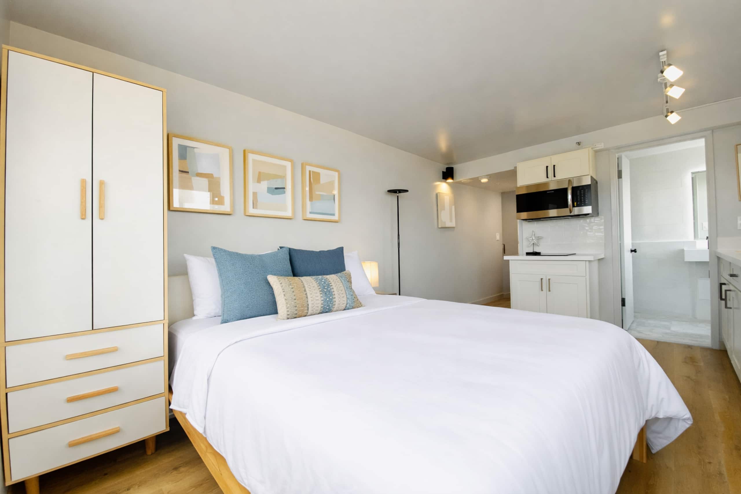Condo in Honolulu · ★4.84 · Studio · 1 bed · 1 private bath - Image 8