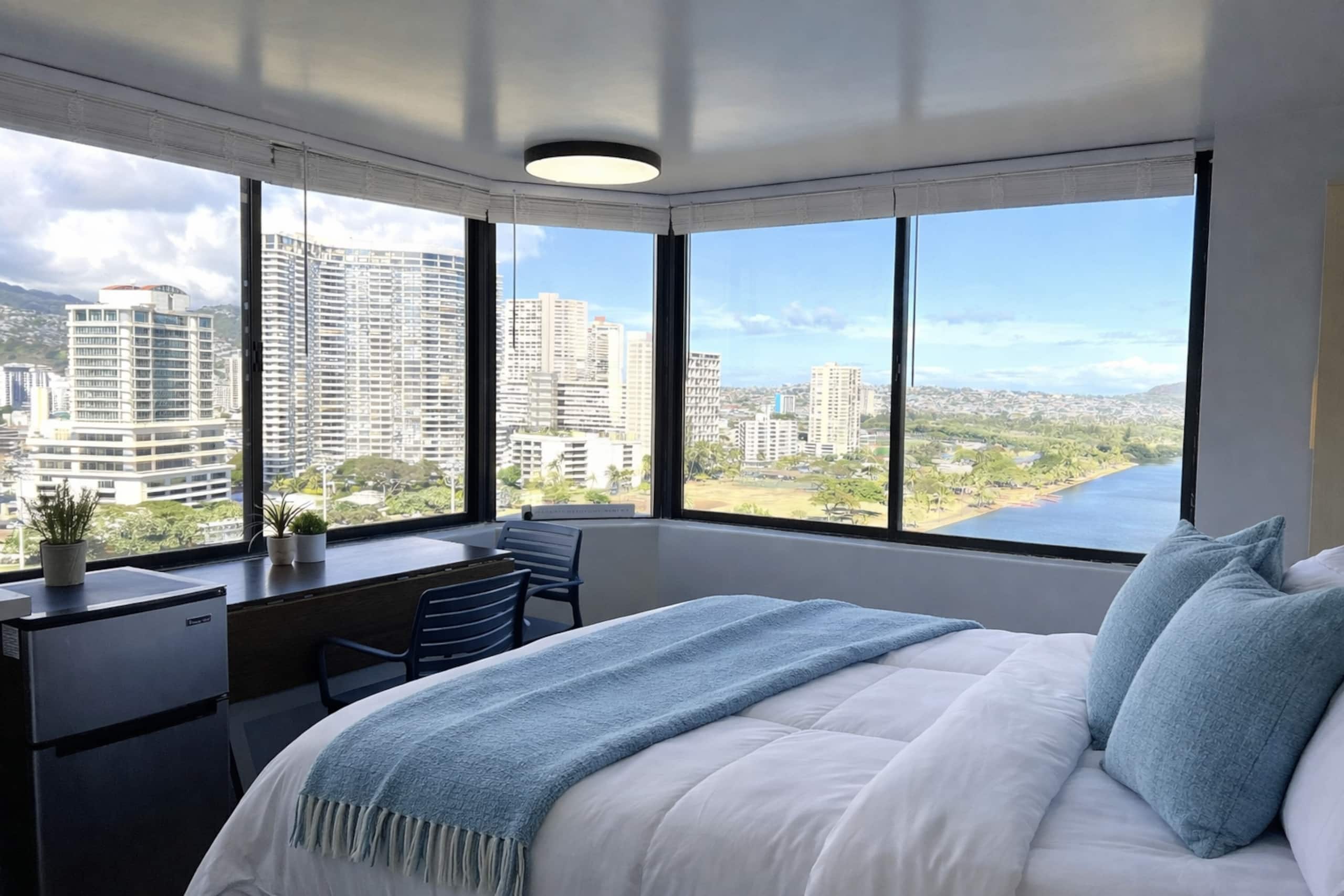 Condo in Honolulu · ★4.84 · Studio · 1 bed · 1 private bath - Image 3