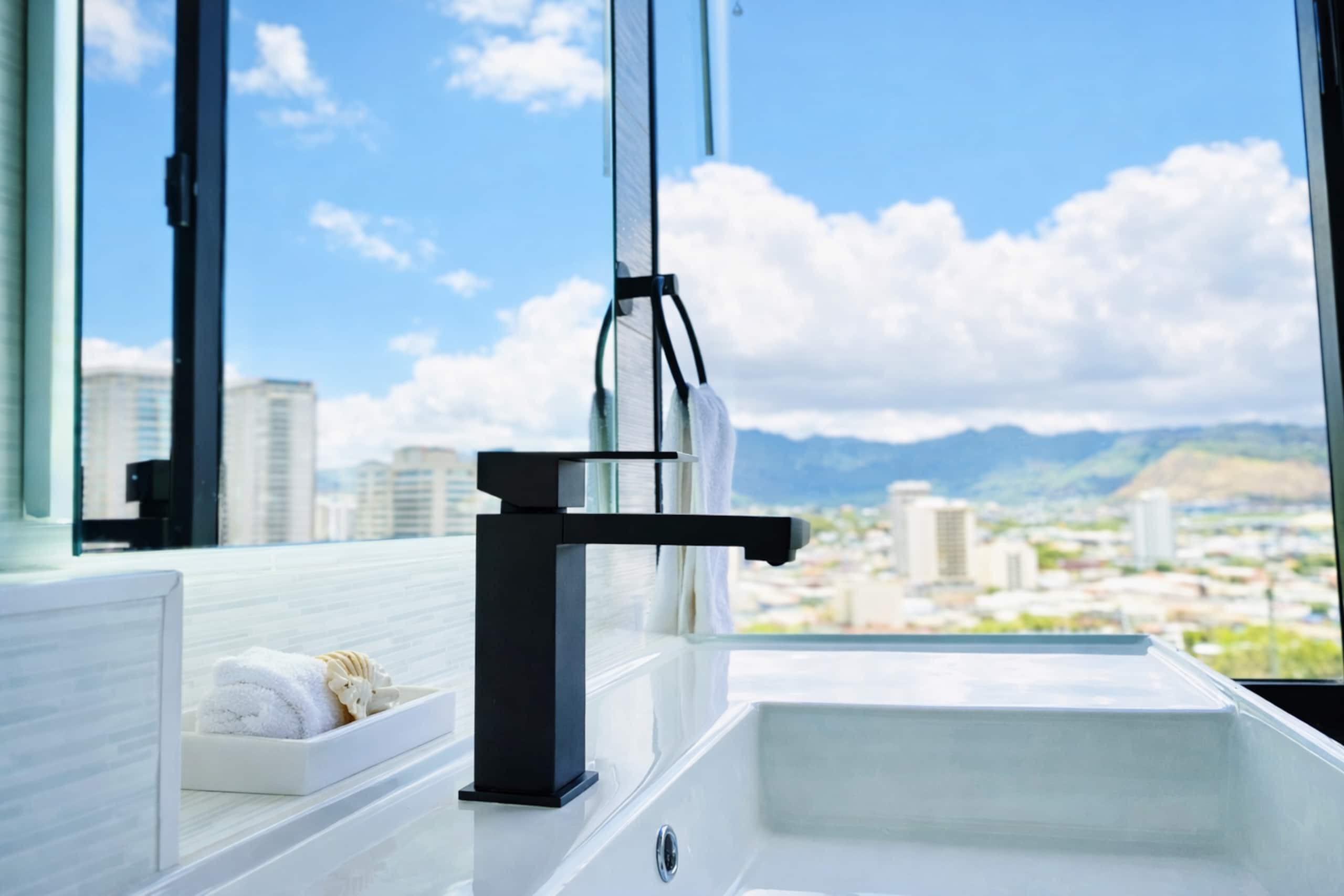 Condo in Honolulu · ★4.84 · Studio · 1 bed · 1 private bath - Image 14