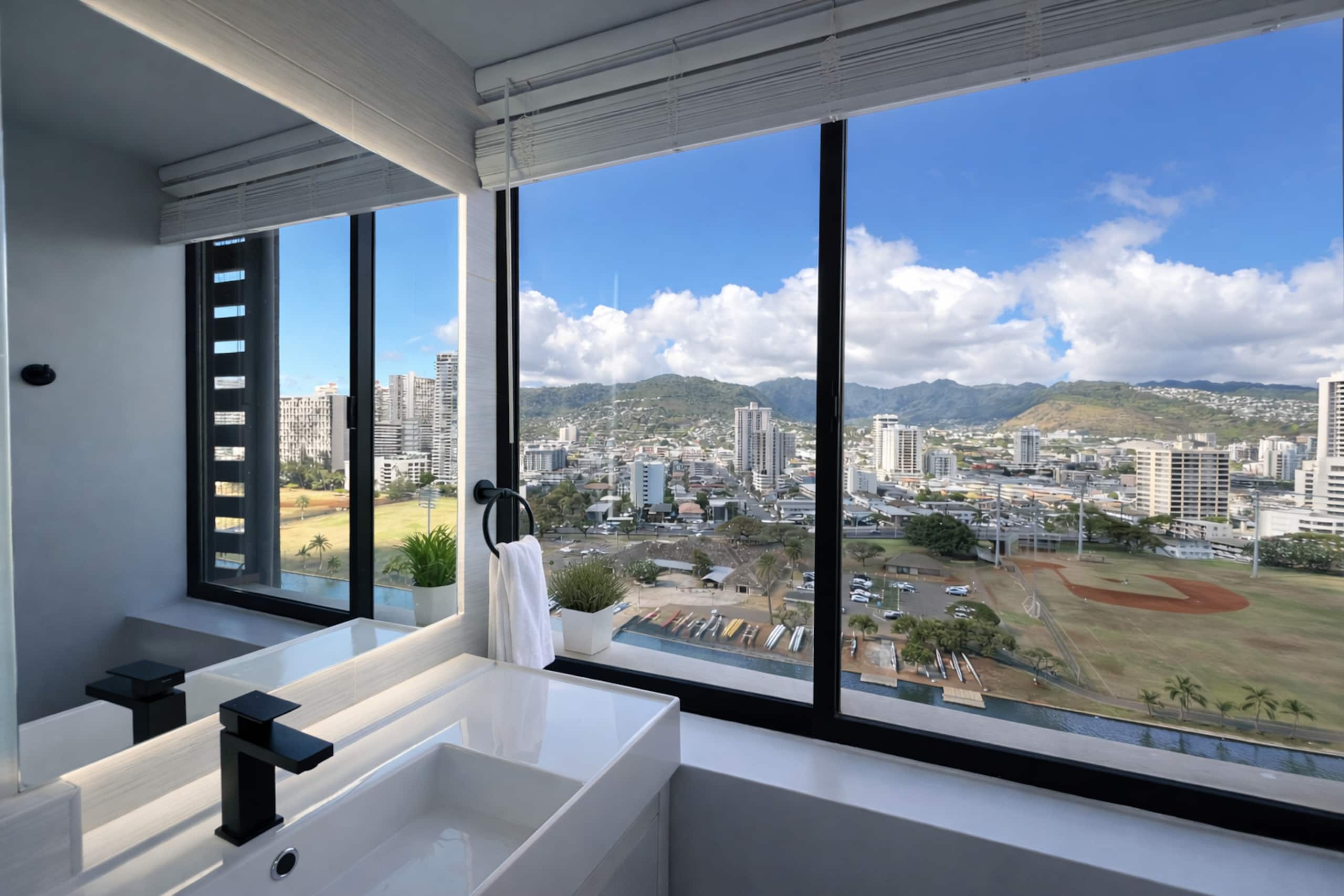 Condo in Honolulu · ★4.84 · Studio · 1 bed · 1 private bath - Image 13