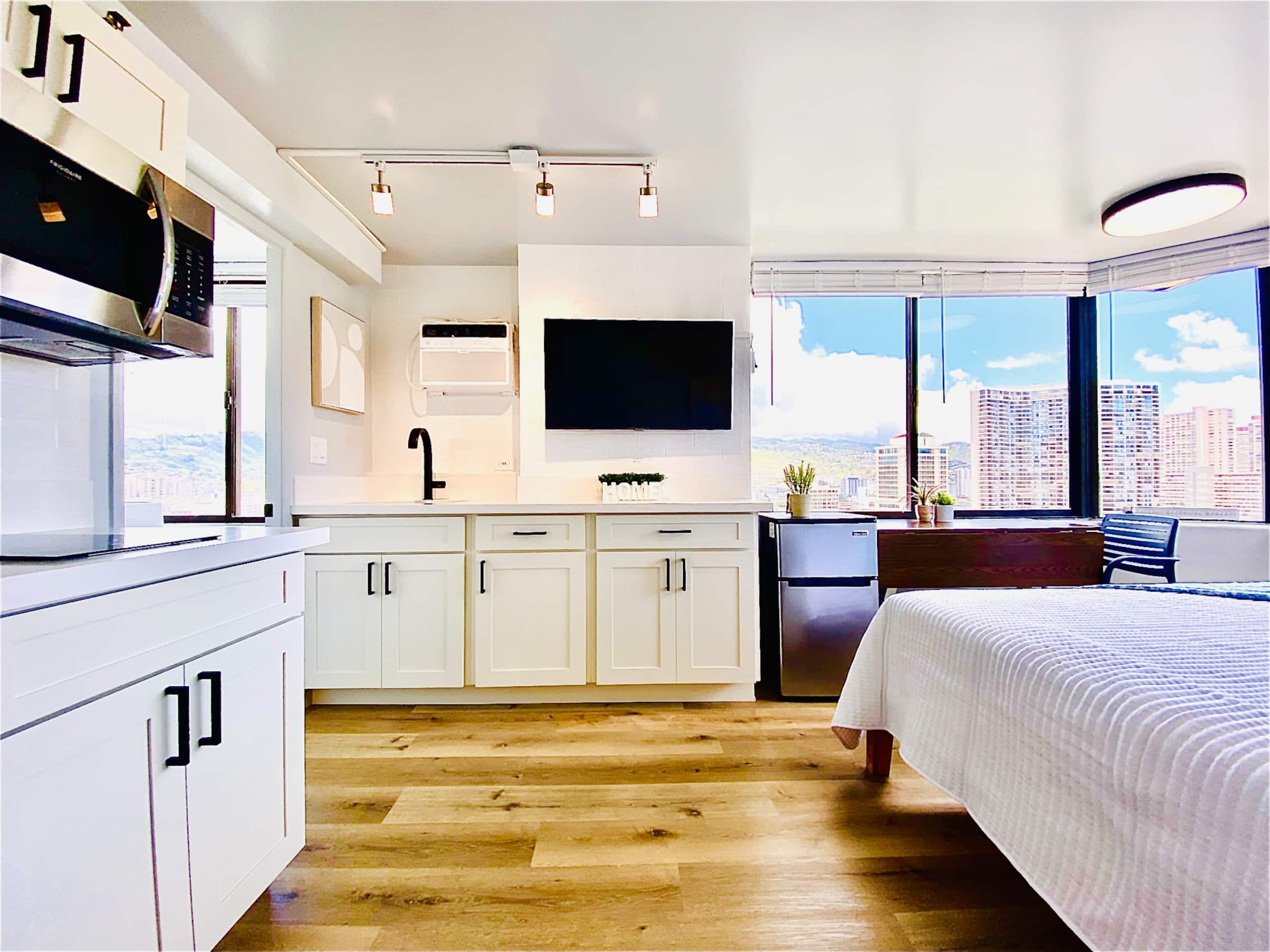 Condo in Honolulu · ★4.84 · Studio · 1 bed · 1 private bath - Image 9