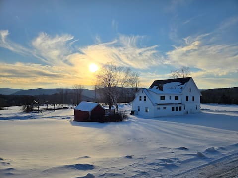 Charming farmhouse ~ Near Sugarbush and Killington