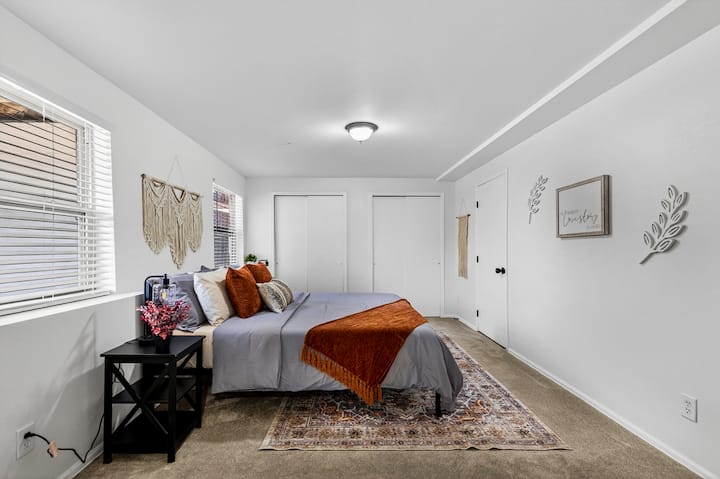 Camera da letto 4. La camera da letto privata nel seminterrato dispone di un letto king-size California e di un ampio armadio, e offre tutto il necessario per un soggiorno confortevole.