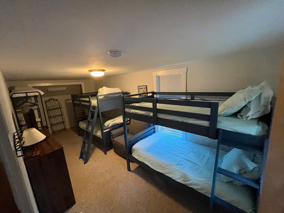 Chambre à l'étage avec 4 lits simples superposés