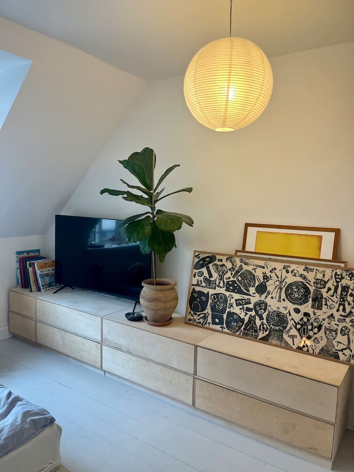 Spálňa, detská izba a TV miestnosť v jednom. Posteľ je 180 x 200. 
Prístelku si môžete kúpiť na podlahe na matraci s rozmermi 120 x 200 cm.