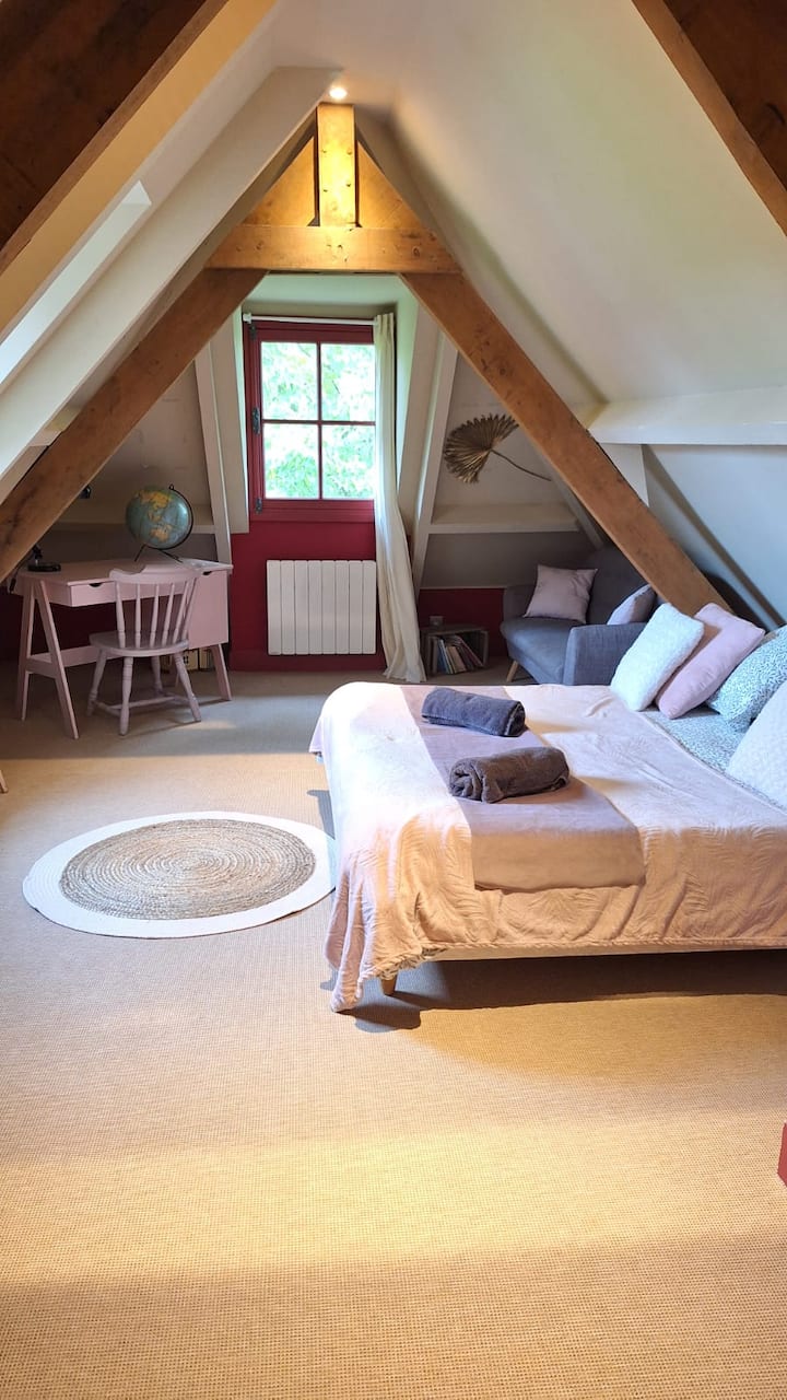 Quarto senhor com uma grande cama de casal composta por 2 pequenas que podem ser separadas, se necessário. 