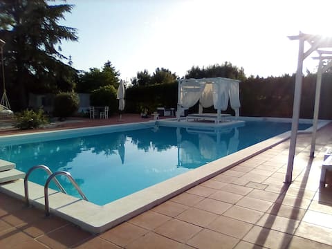 Villa with pool, 6 bedrooms, garden and barbecue!