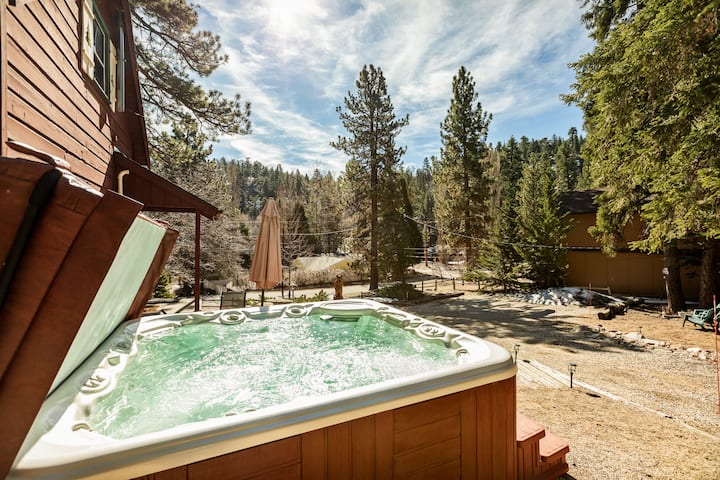 Tree Top Ranch, Hot Tub & Walk To The Village - Big Bear Lake, CA