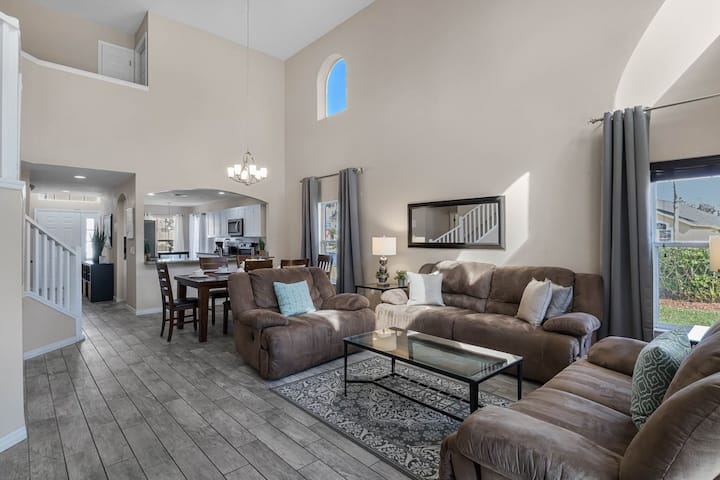 6 Bedrooms/ 3.5 Bathrooms/ Lake Berkley (4700 Pl) - Kissimmee, FL