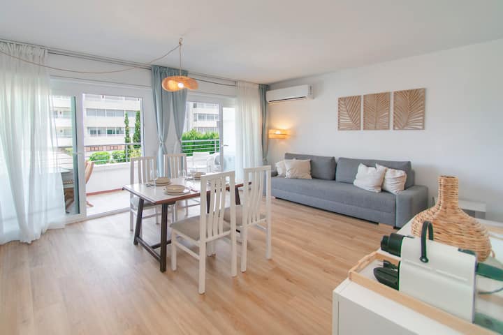 Balcony + Pool | 2br + Sofa Bed | Sleeps 6 - Roses