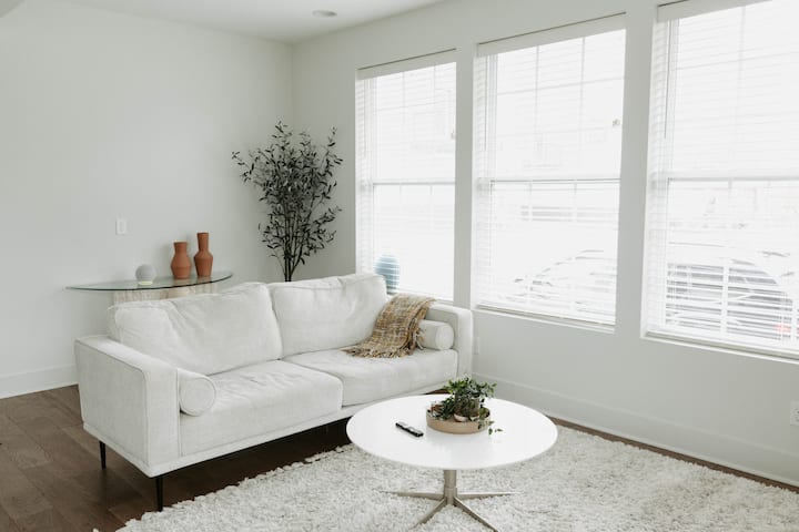 Cheerful, Scandinavian, Midcentury 2 Bedroom Home - 克里夫蘭