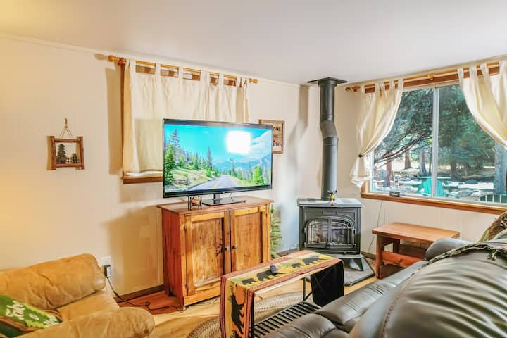 Breathtaking Riverfront Cabin/hot Tub - Bear's Den - Estes Park, CO
