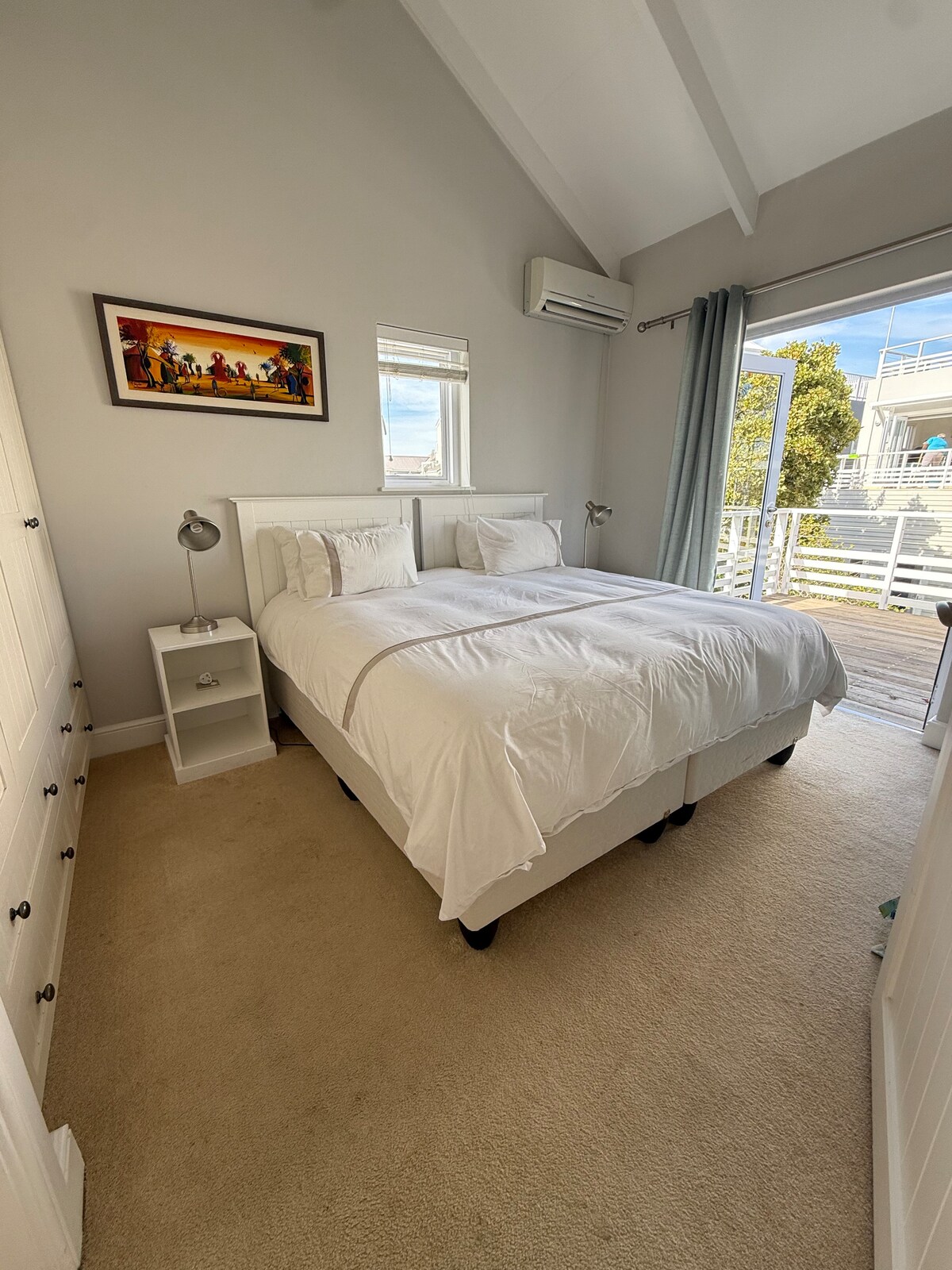 อพาร์ทเมนท์แยกต่างหากพร้อมห้องน้ำในตัวและห้องครัวและห้องนั่งเล่น 