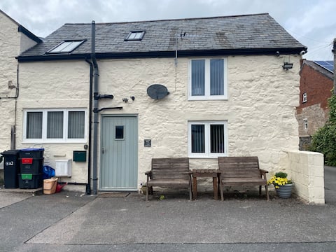 Delightful 2 bed cottage in the town of Denbigh.