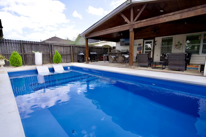 Hobby Airport Haven W/ Pool & Outdoor Lounge - Pasadena, TX