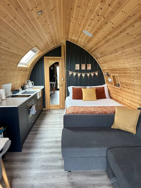 Luxury glamping pod for COUPLES only