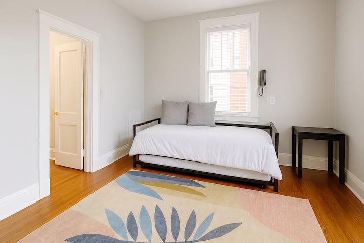 Junto a la habitación king, este versátil espacio cuenta con un acogedor sofá cama, baño compartido y camas inflables opcionales. Con juegos de mesa y juguetes proporcionados, es un favorito de la familia, perfecto para dormir de forma flexible y relajarse juntos.