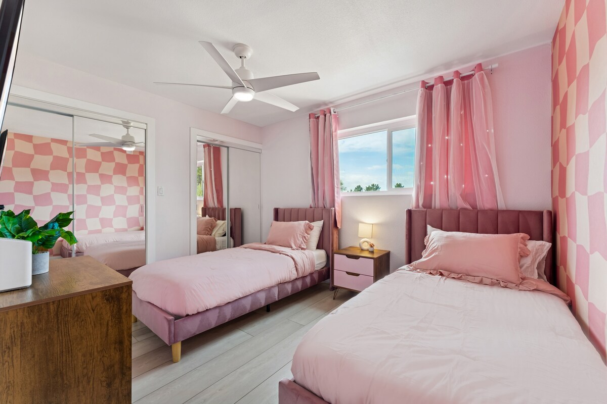 две единични легла в стая в ретро стил