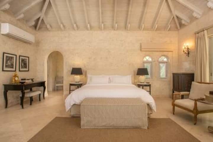 Luxurious Master bedroom with high ceilings, en suite, air conditioning and a balcony.