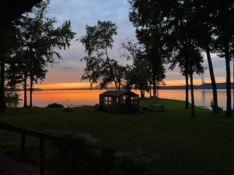 Small cabin right on the lake !