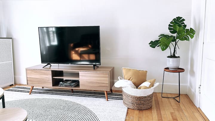 Quiet 1br W/ Workspace + Parking | Near Hospitals - Worcester, MA