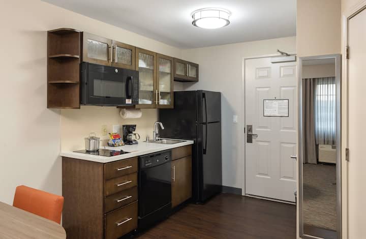 Close To Disneyland! Three 1br Units W/ Kitchens - Santa Ana, CA