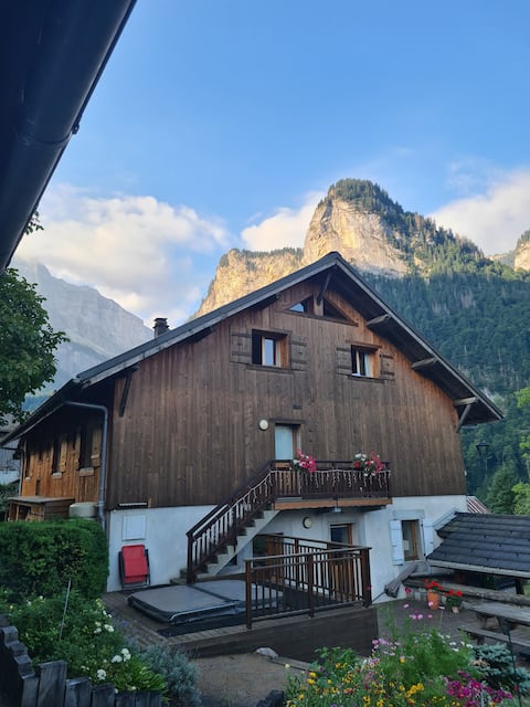 Charming 4-Bedroom Chalet, Sleeps 12, Magic Views